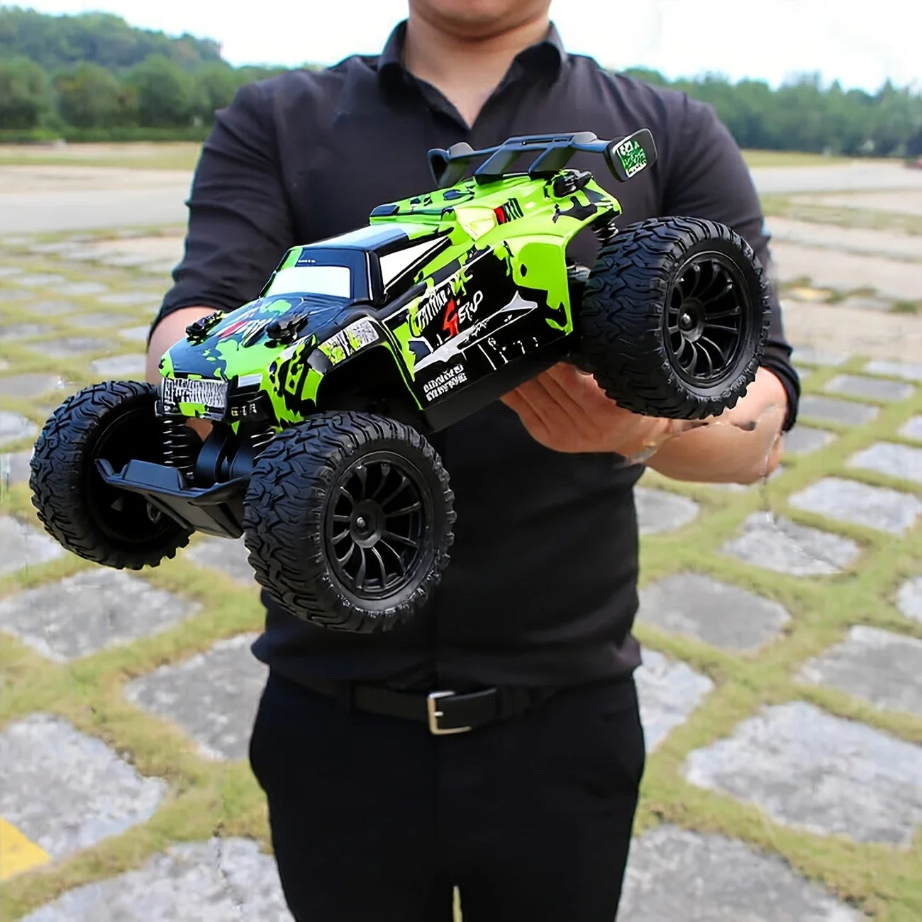 Off-road toy car, 2.4GHz remote control, all-terrain durable and safe design, fun model for children and adults, gift for boys